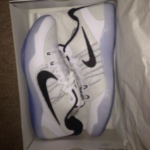 NIKE Kobe XI White/Black Size 11.5 Never Worn