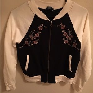 Sweater w/ flower detailing