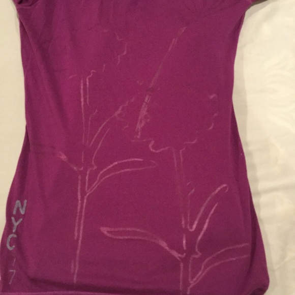 American Eagle top with design - Picture 1 of 3