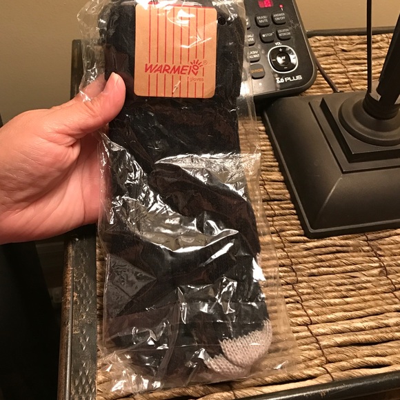 New black gloves with gray tips! Size medium