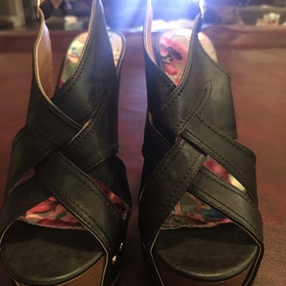 Black open toe casual heels - Picture 2 of 4