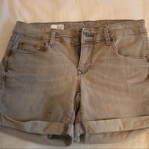 the gap boyfriend shorts in grey