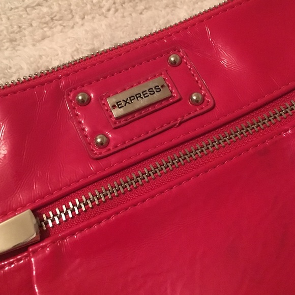 EXPRESS Wristlet 👜 - Picture 4 of 4