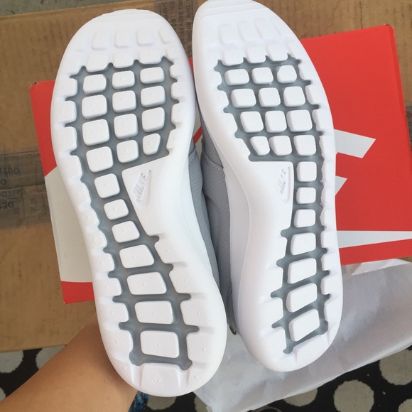 NIKE authentic Roshe two shoes Sz 9 new - Picture 3 of 4