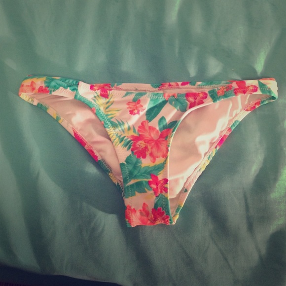 Flower 🌺 bathing suit bottoms 👙