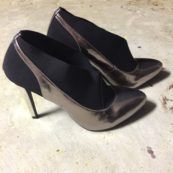 Dark shiny gray and black Pumps Heels - Picture 2 of 4