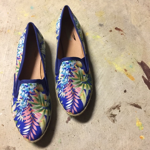 Poshmark Editor's Pick 8/7 Tropical Print Shoes