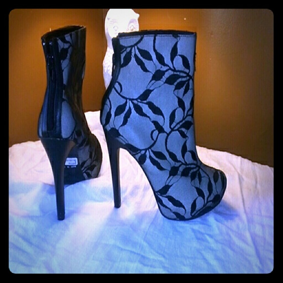 Lace bootie