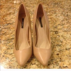 Nude pumps