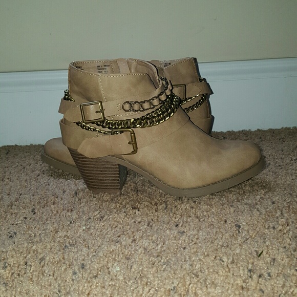 Size 6 tan bootie.