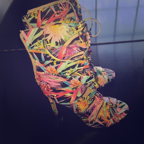 Cute flower heels, that can be worn w/ anything - Picture 1 of 4