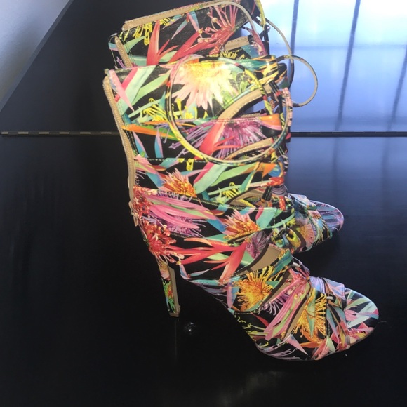 Cute flower heels, that can be worn w/ anything - Picture 2 of 4