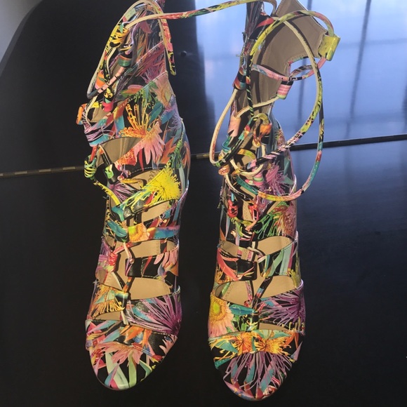 Cute flower heels, that can be worn w/ anything - Picture 3 of 4