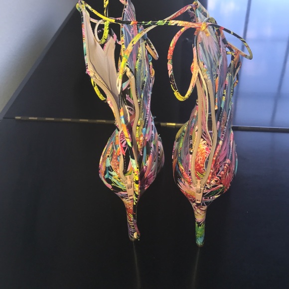 Cute flower heels, that can be worn w/ anything - Picture 4 of 4