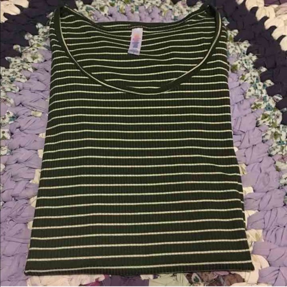 Lularoe small classic tee