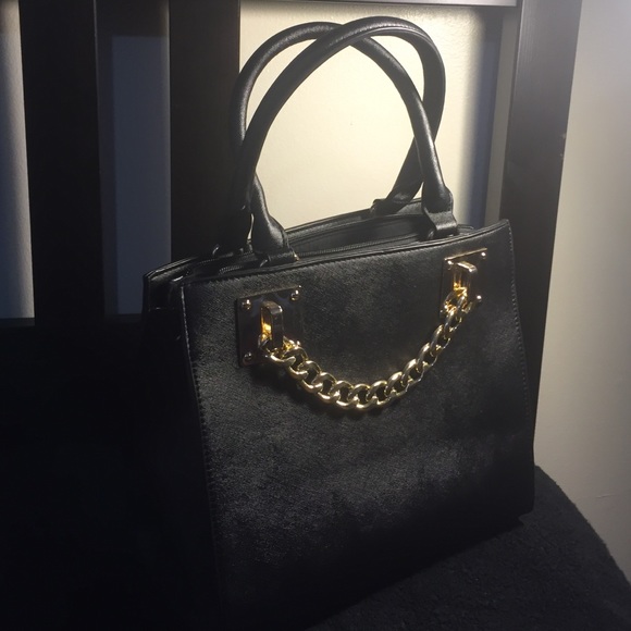 ✨Black Call it Spring Purse w. Gold Chain Detail✨