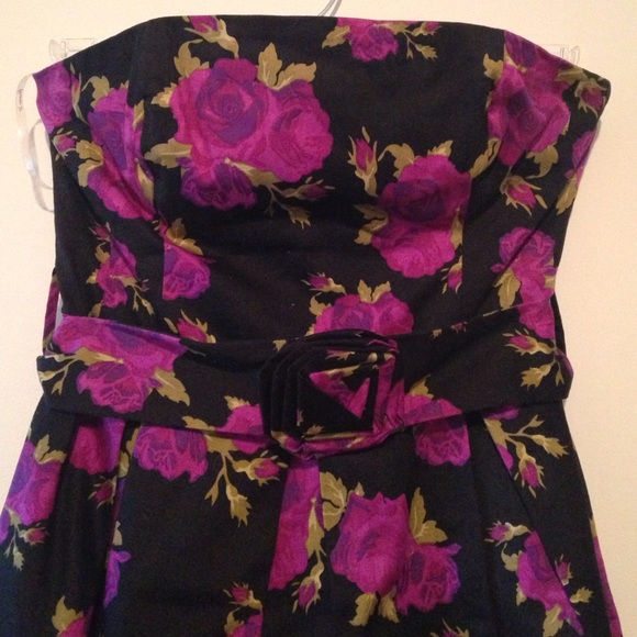 4/$20. Floral strapless Dress w/ Rose belt - Picture 2 of 3