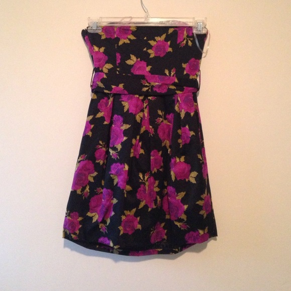 4/$20. Floral strapless Dress w/ Rose belt - Picture 3 of 3