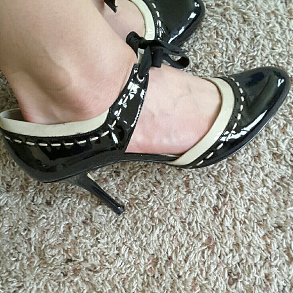 Anne Klein Shoes - Anne Klein black shoe with ribbon