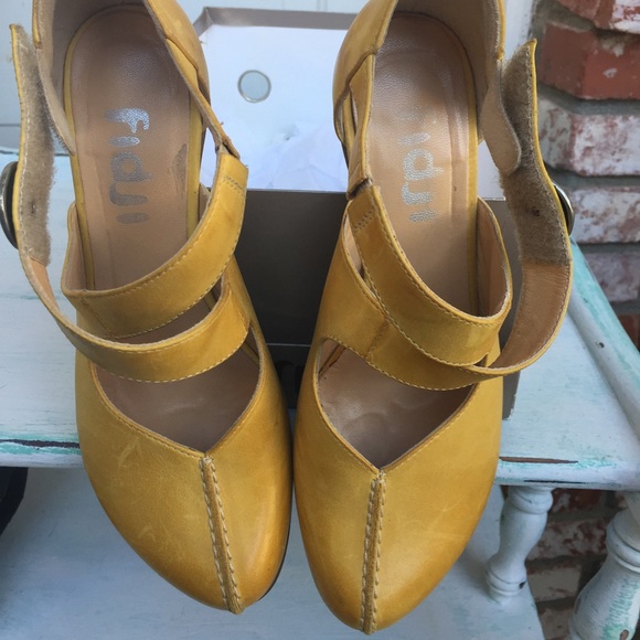 Yellow strappy shoe - Picture 1 of 3
