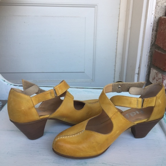 Yellow strappy shoe - Picture 2 of 3