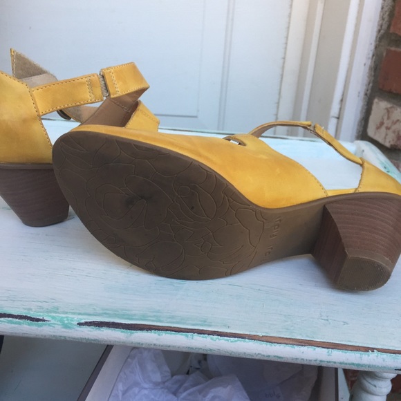 Yellow strappy shoe - Picture 3 of 3