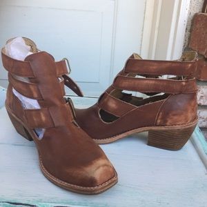 Latigo brown distressed boot