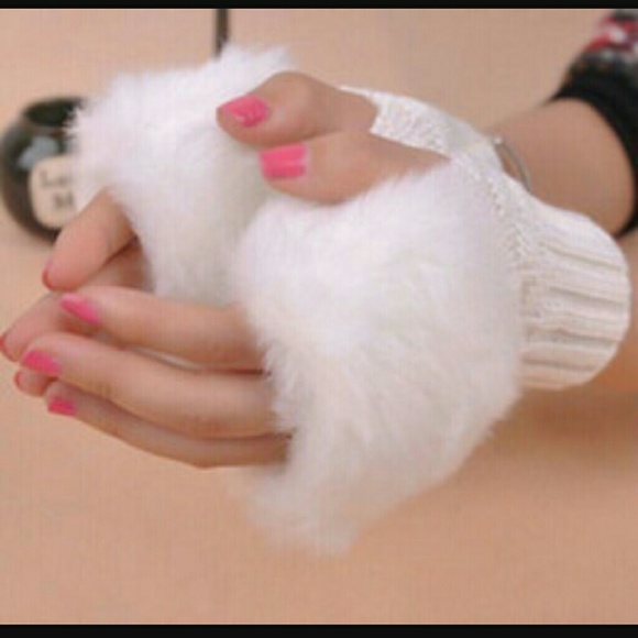 NEW WHITE KNIT FAUX FUR FINGERLESS GLOVES