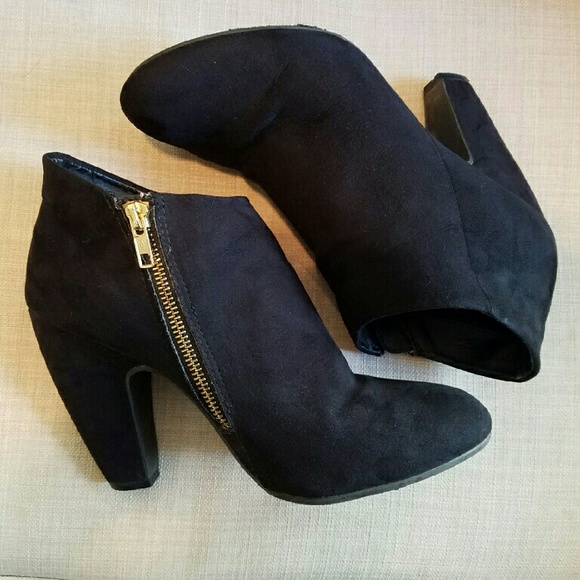 Mossimo faux suede booties..get your booties!!