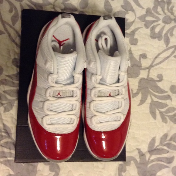 Air Jordan XI Retro Low - Picture 2 of 4