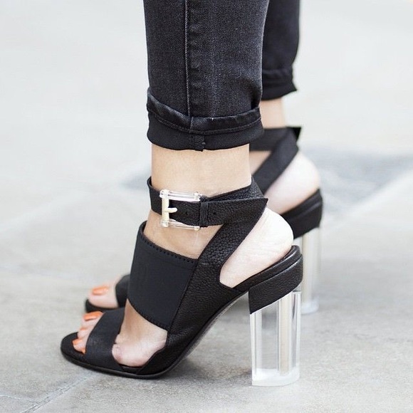 Miista Phoenix in black