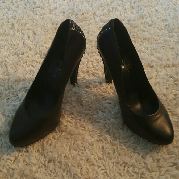 Black pumps