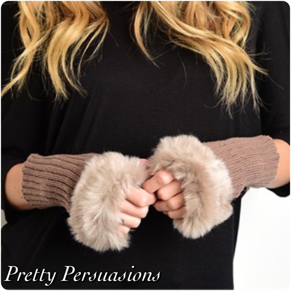 NWT Faux Fur Trim Fingerless Gloves - Picture 2 of 3