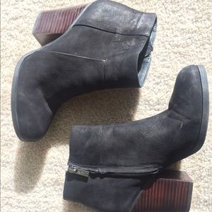 Black Kenneth Cole Reaction booties