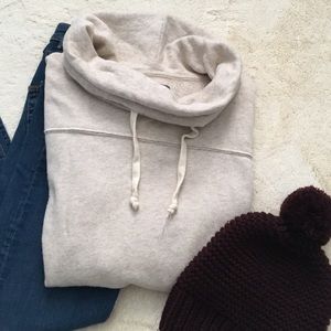 American Eagle beige turtle neck sweatshirt