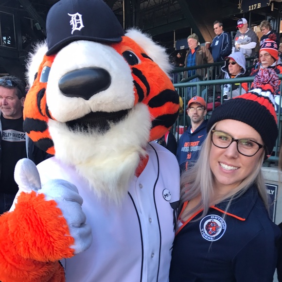 CLOSET CLEANOUT!! No REASONABLE offer denied. - Picture 2 of 5