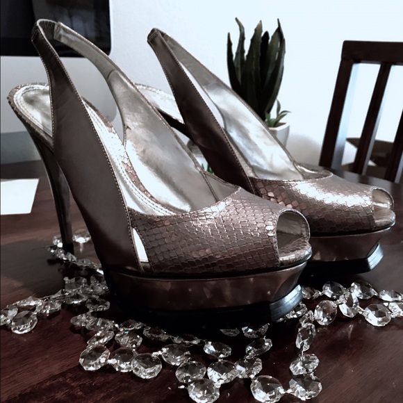 Super sexy BEBE snake skin pumps heels shoes 9