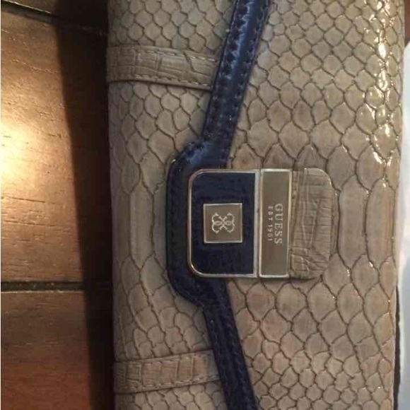 Guess Wallet - Picture 1 of 3