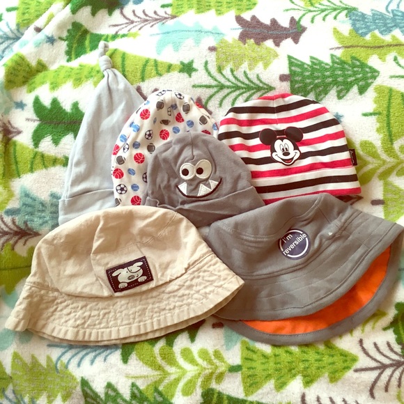 Set of 6 baby hats.
