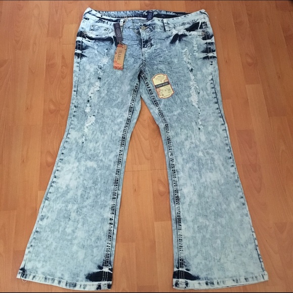 NWT Amethyst Acid Wash Jeans