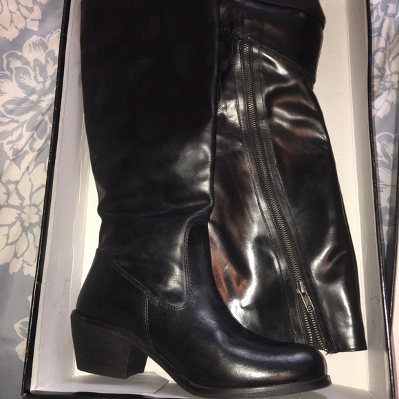 Black Boots no marks, no stains, and no scratches