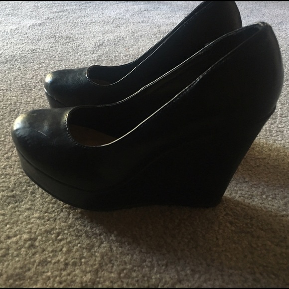 Black wedges