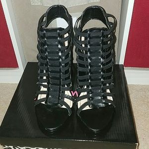 Elastic black strappy heels