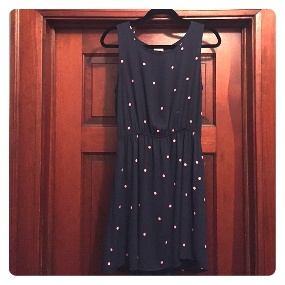 Sleeveless keyhole back dress