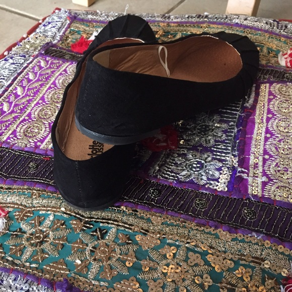 🎉SOLD!🎉 Black Pleated Flats! - Picture 2 of 4