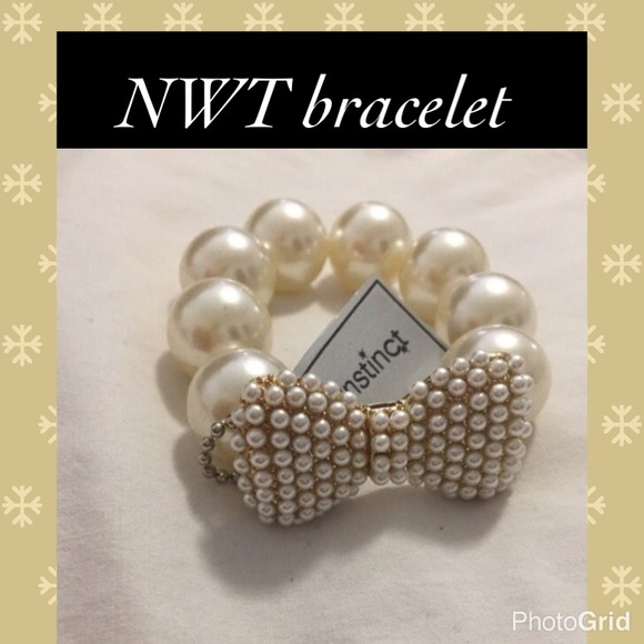 Beautiful pearl bracelet with embellished bow