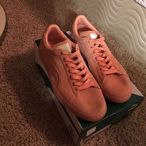 Suede peach puma sneakers ,only worn once.
