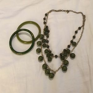 💖 Layered jade colored necklace w/ bracelets