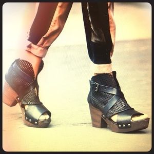 On Hold - Rendering Suede Clog