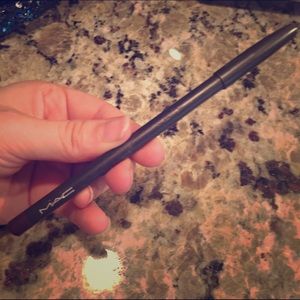 MAC Lipliner in "Currant" 🍇